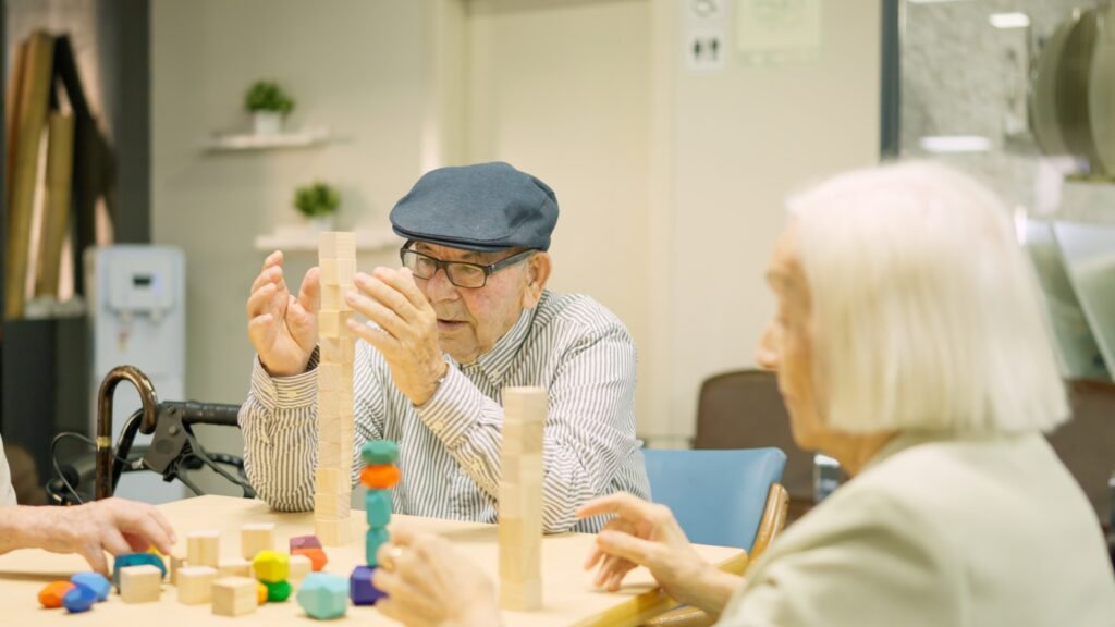Senioren bei einem Geschicklichkeitsspiel in Herne zur Förderung der geistigen Aktivität